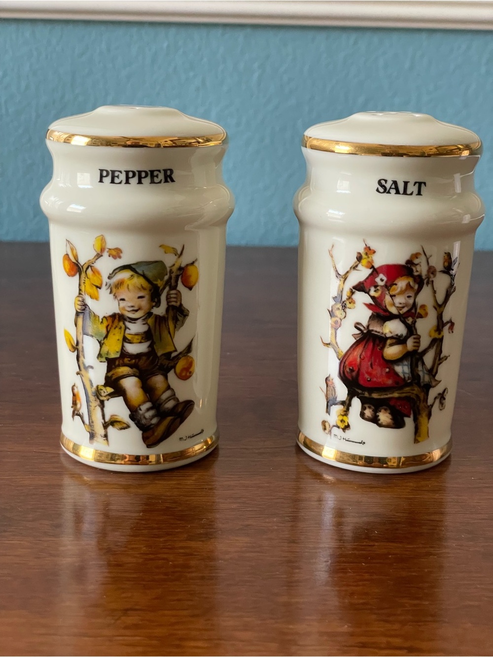 Vintage Hummel Salt & Pepper Shaker Set NWOT ✨